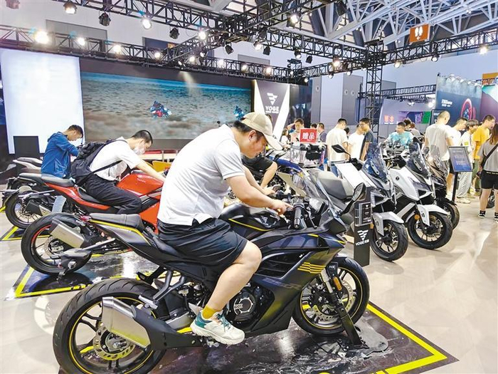 摩托车正成为越来越多市民出行的工具