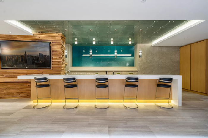 （1307 Sierra Alta Way豪宅内景，图据房产中介平台）