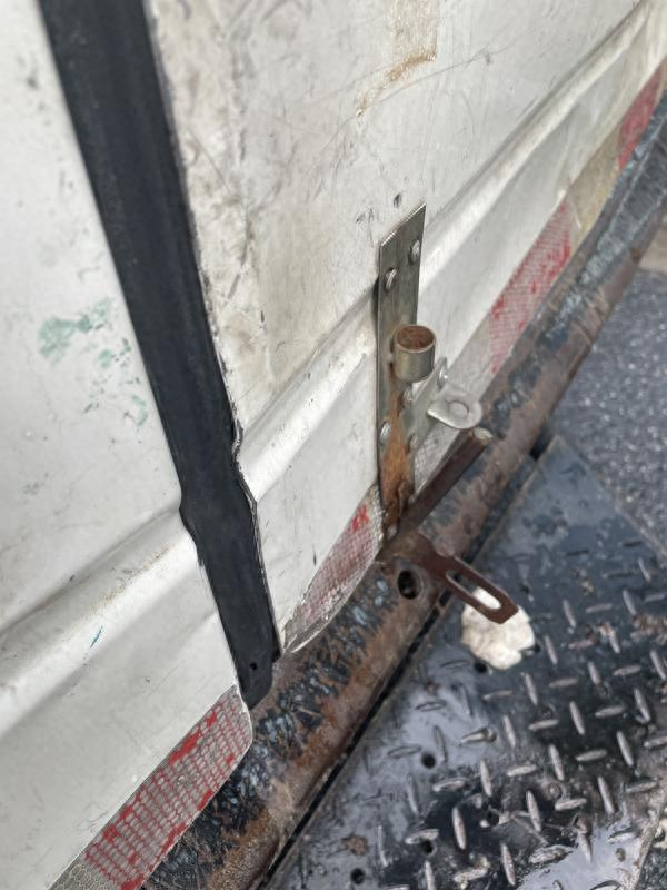 杨青的货车早已锈迹斑斑，单车塞太多，栓子都栓不上。朱雅文/摄