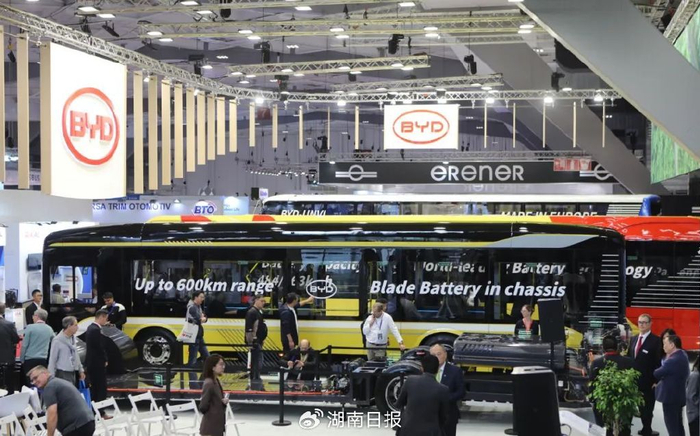 10月7日，2023年比利时布鲁塞尔客车展览会上，比亚迪参展。新华社记者 潘革平 摄