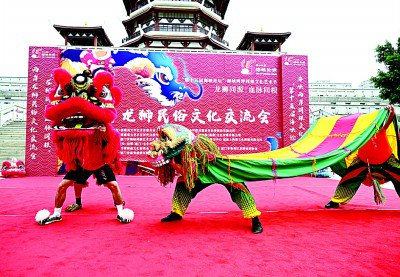 2023年，两岸龙狮民俗文化交流会在福建省厦门市举办，两岸舞龙舞狮表演队齐聚一堂。新华社发