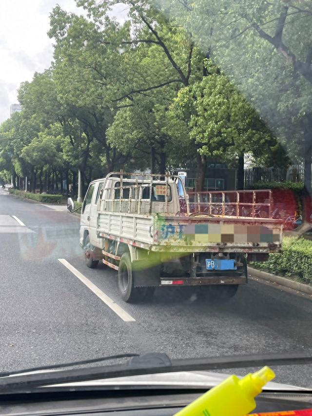 杨青指了指前方的一辆货车，称这是第三方市容管理公司专门用来运单车的。朱雅文/摄