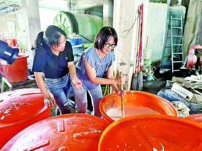     李诗维（右）在体验烧瓷技艺。受访者供图
