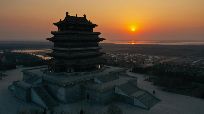 夕阳下的鹳雀楼. 新华社发(陈春明 摄)