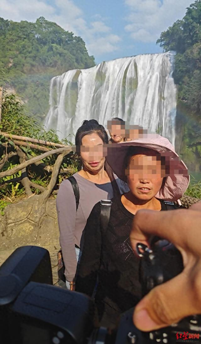 有大妈遮挡镜头阻止拍摄 受访者供图