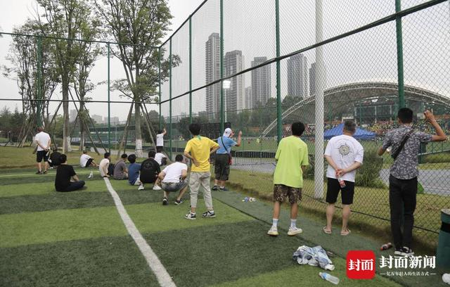 2023年赛季中段，四川九牛在成都城东足球场比赛，因为场地有限，许多球迷只能在场外远远观赛。陈羽啸摄