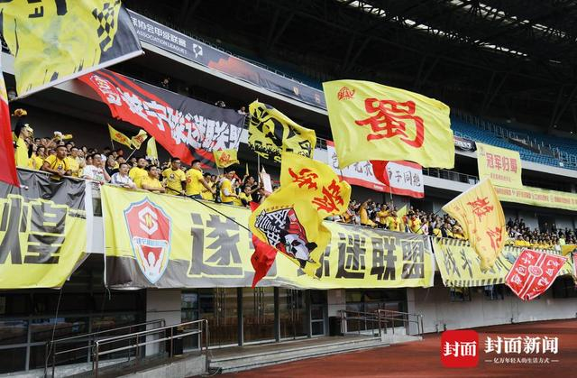 2023年10月18日，球迷们为四川九牛冲超助力。陈羽啸摄