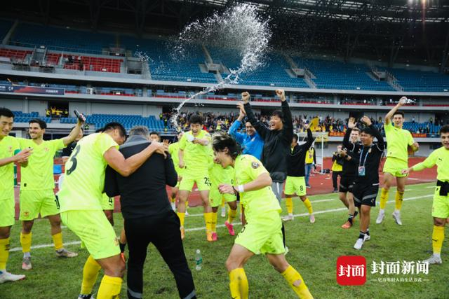 2023年10月18日，四川九牛冲超成功，球员欢庆。陈羽啸摄