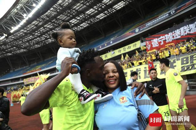 2023年10月18日，四川九牛冲超成功，外援吉森激动亲吻妻儿。陈羽啸摄