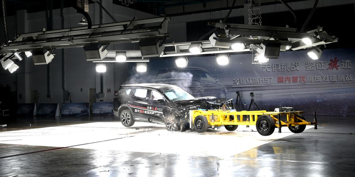    全新红旗HS7腐蚀对碰挑战现场。 红旗品牌供图 华龙网发