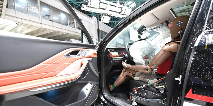 全新红旗HS7腐蚀对碰挑战现场。 红旗品牌供图 华龙网发