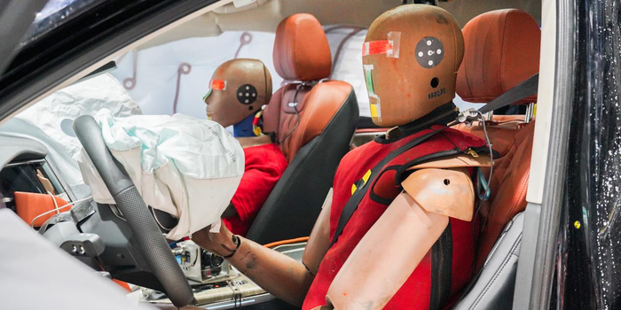 全新红旗HS7腐蚀对碰后气囊打开情况。 红旗品牌供图 华龙网发