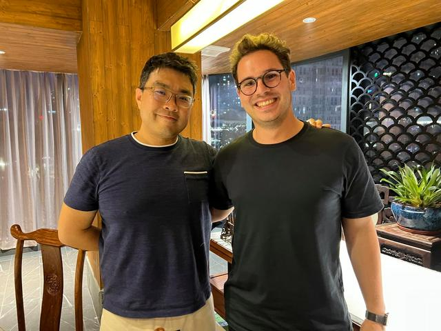 ▲洪力德（左）和同事