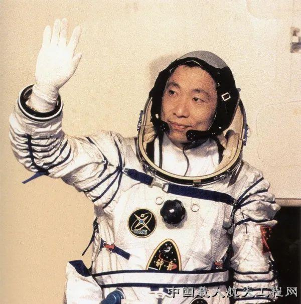 图为2003年10月16日清晨6时23分，杨利伟乘坐神舟五号载人飞船从太空归来，平稳着陆于内蒙古中部草原。