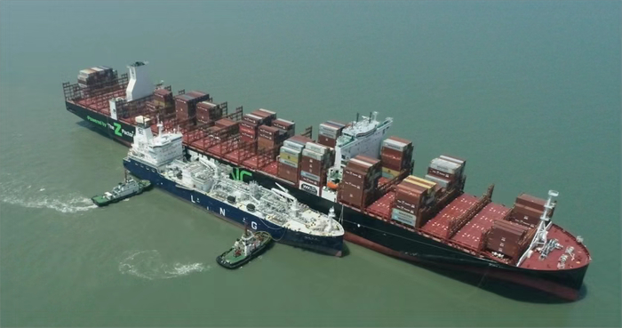 国内首次锚地国际班轮保税LNG加注在上海港圆满完成 上港集团 供图