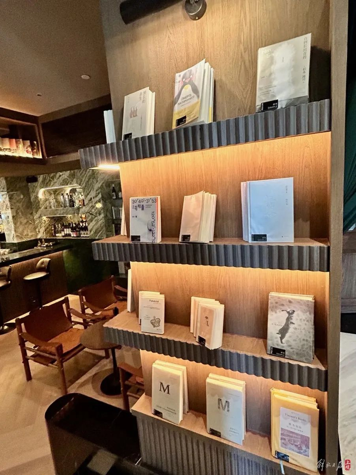 这面墙上的书都被开发为咖啡特饮或鸡尾酒，可以阅读试读本