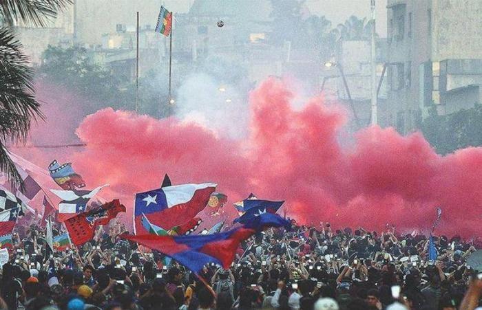 ·2019年11月8日，示威人群聚集在智利首都圣地亚哥市中心。公交系统票价上涨在智利引发了持续社会动荡。