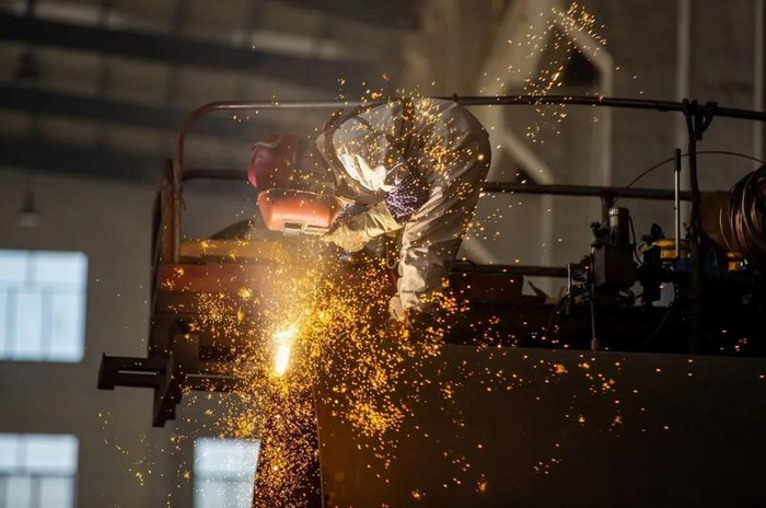 2023年10月16日，工人们正在生产出口到“一带一路”沿线国家的大型建材装备 / 图源：视觉中国