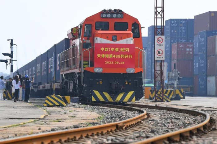 中欧班列与世界分享繁荣发展的“中国方案” / 图源：ic photo