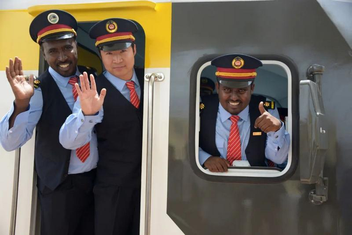 埃塞俄比亚首都亚的斯亚贝巴拉布车站，中方和埃塞俄比亚列车司机向参观者挥手致意 / 图源：新华社