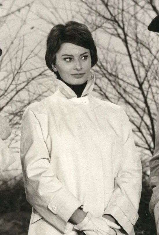 ⬆️意大利影后索菲亚罗兰身着雅格狮丹