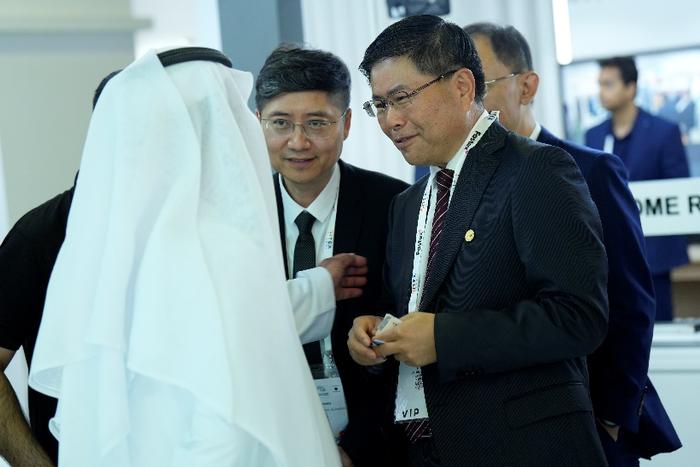 新华三集团联席总裁、国际业务部总裁黄智辉与到访嘉宾做现场交流