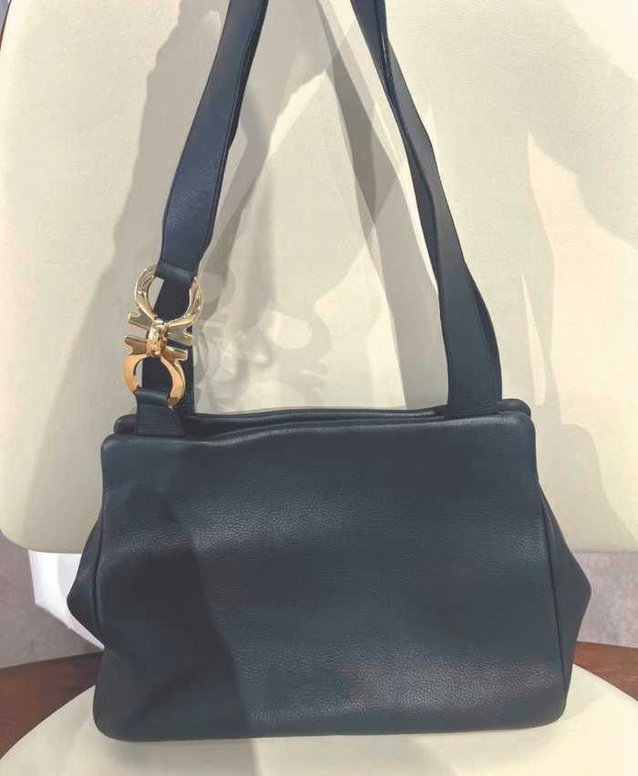     朱妮卖出的菲拉格慕的黑色真皮单肩包