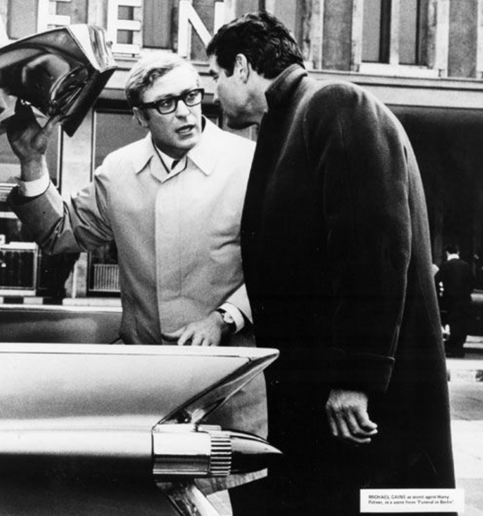 ⬆️迈克尔基恩的风衣形象