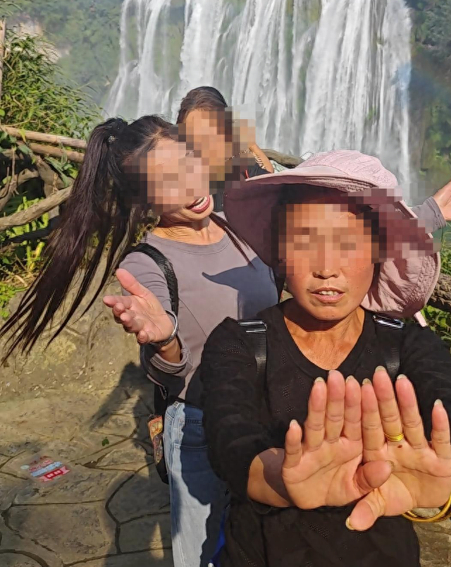 大妈遮挡镜头阻止拍摄 受访者供图