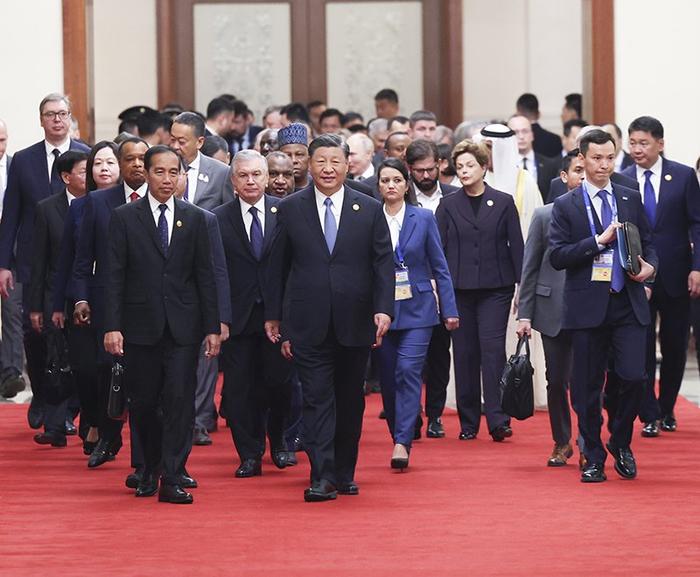  10月18日，国家主席习近平在北京人民大会堂出席第三届“一带一路”国际合作高峰论坛开幕式并发表主旨演讲。这是习近平同国际贵宾步入会场。