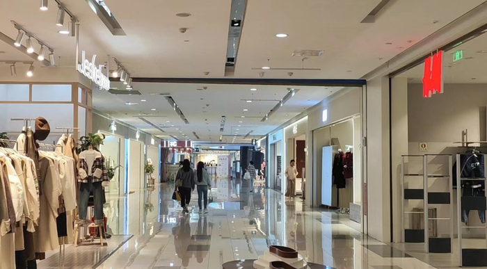 人流稀疏的商场服装区