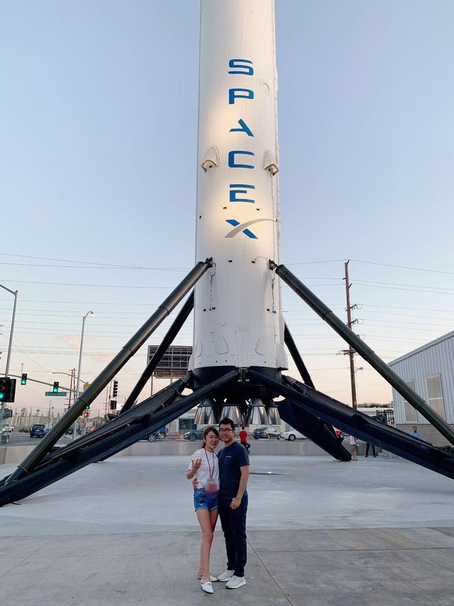 ▲洪力德和妻子在Space X的火箭前留影