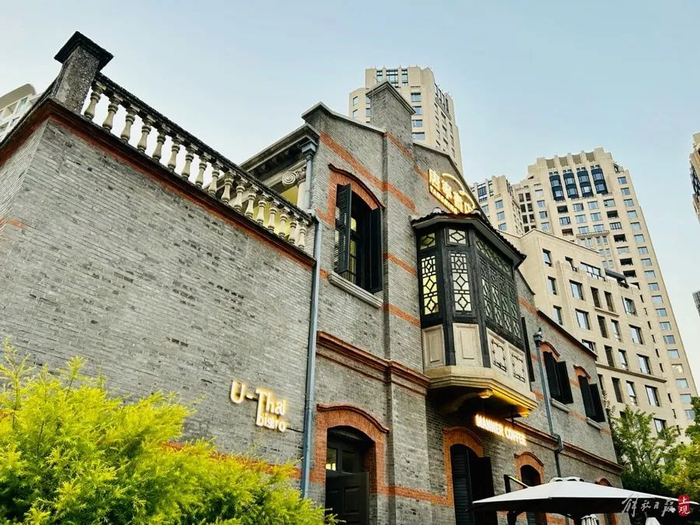 石库门老宅里的唐宁书店引入咖啡店和餐馆