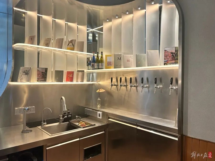 工作台上也有书