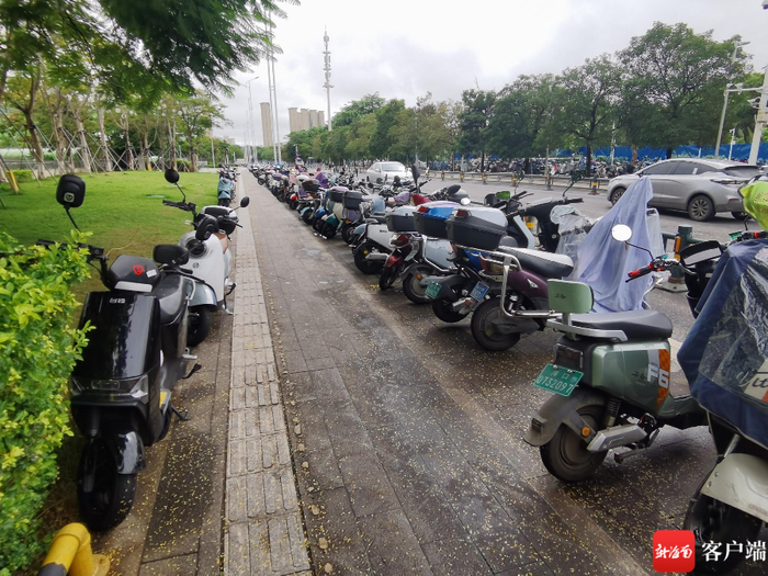 　　10月18日上午10点，在日月广场人行道上停放了许多电动自行车。记者 李文韬 摄