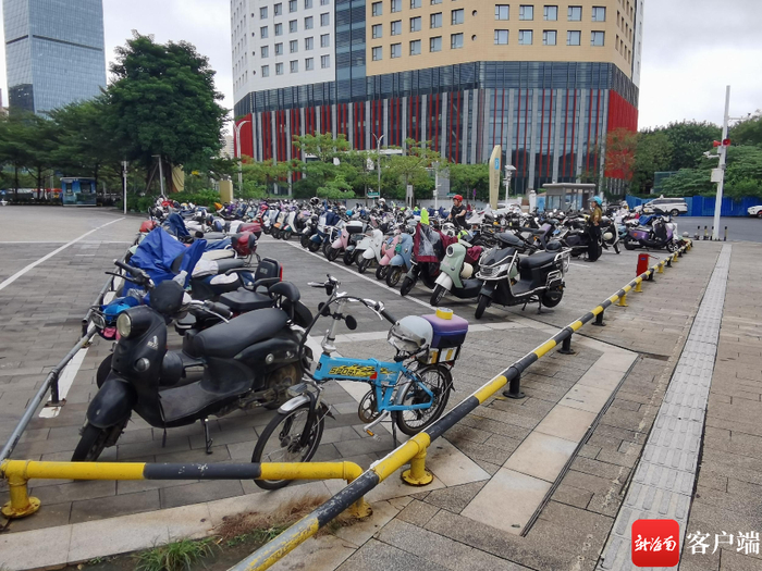 　　10月18日上午10点，日月广场收费停车场情况。记者 李文韬 摄