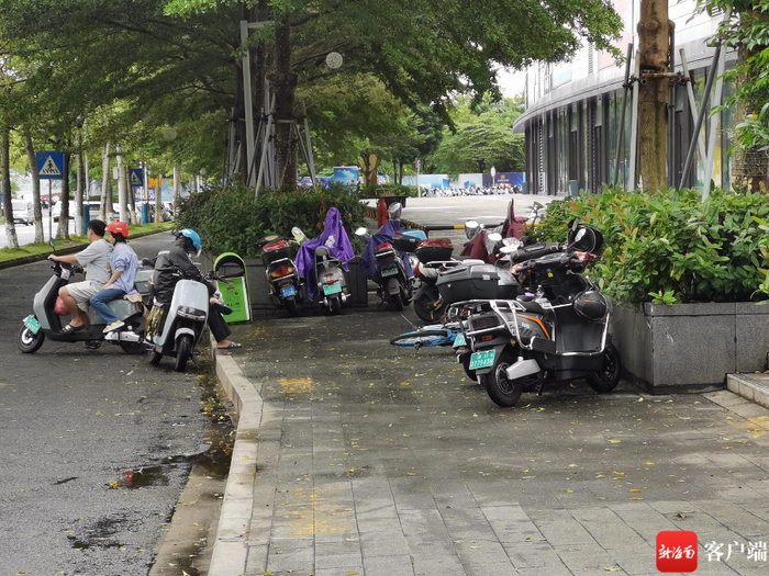 　　10月18日上午10点，日月广场外侧人行道有随意停放电动自行车情况。记者 李文韬 摄