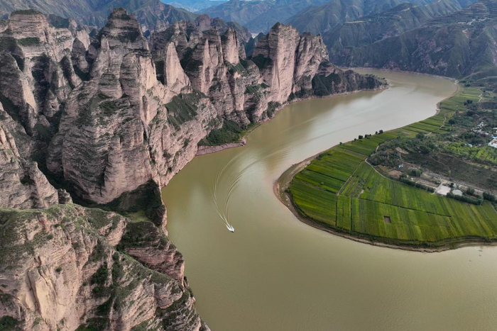 　　9月21日，游客乘坐快艇前往炳灵寺石窟参观（无人机照片）。新华社记者 郎兵兵 摄