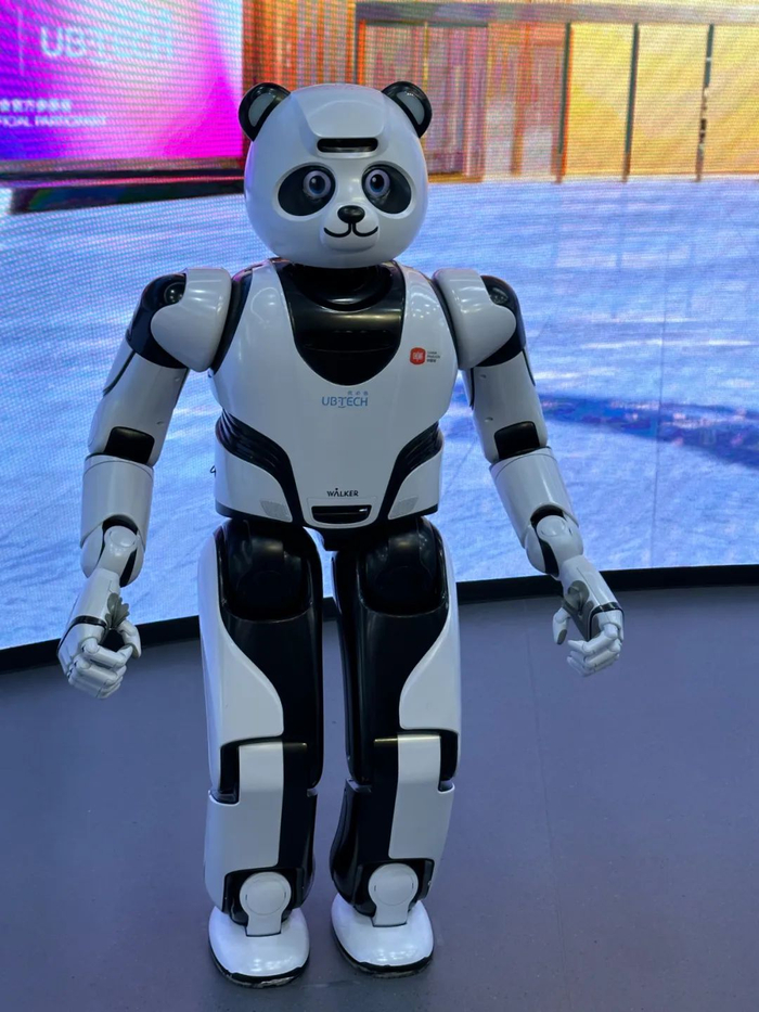 人形机器人优悠 本报记者 万宇 摄