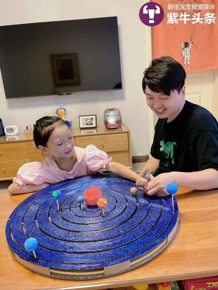 　　张帅给尼尼做的星球模型