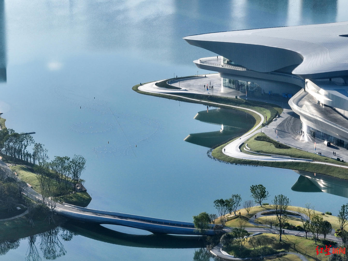 ▲成都科幻馆临湖景观和星辉桥