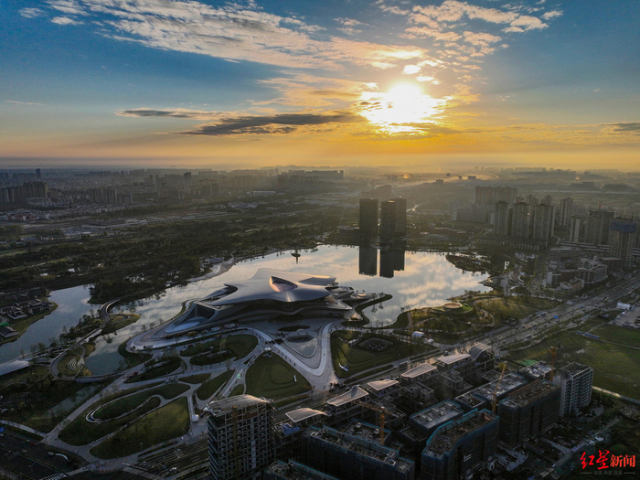 ▲朝阳下的世界科幻公园