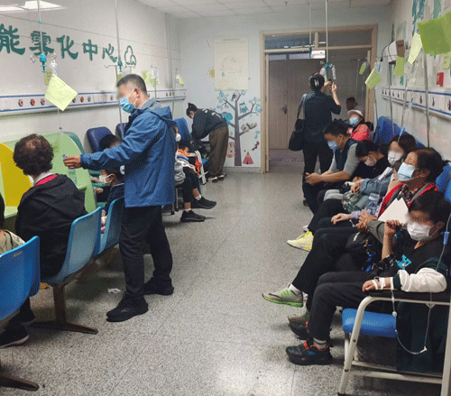 北京海淀医院儿童雾化室 摄影/颜源