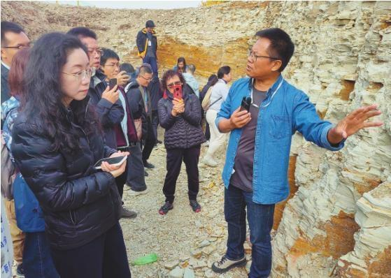         中国科学院古脊椎动物与古人类研究所研究员汪筱林（右1）在凌源热河生物群发现地讲解地层剖面。