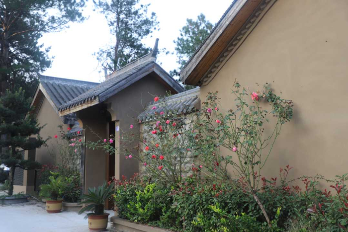 新修建的庭院式民宿。洪兰摄