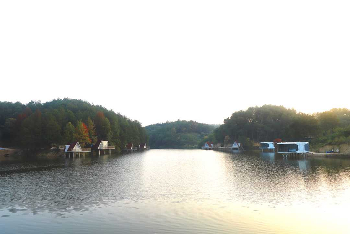 紫云山水上民宿群。洪兰摄