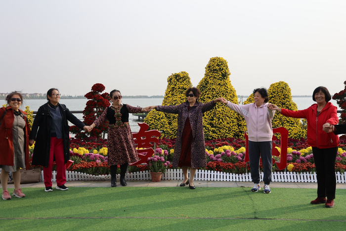 游客欢快地跳起了舞