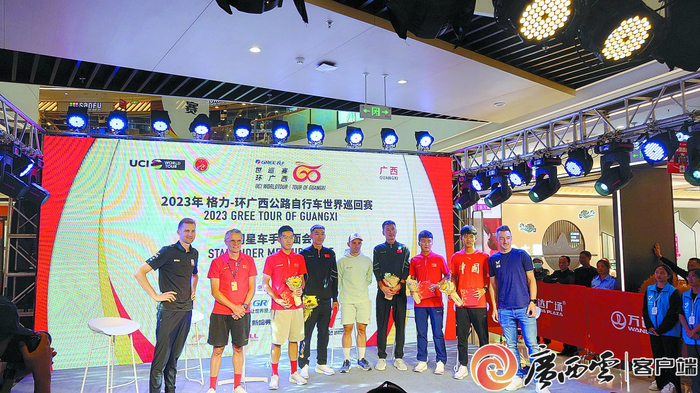 图为中外明星车手集体亮相。广西日报-广西云客户端记者 徐哲 摄