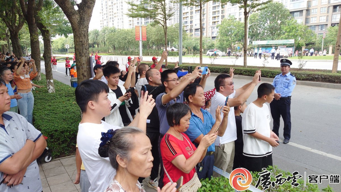 钦州市街头市民翘首等待车手通过。广西日报-广西云客户端记者 徐哲 周军 摄