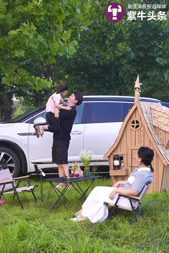 　　一家人在一起其乐融融